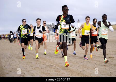 EGMOND AAN ZEE - die führende Gruppe am Strand während des NN Egmond Half Marathon. Die Route dieses Laufklassikers verläuft entlang der nordholländischen Küste und durch das North Holland Dune Reserve. ANP-SCHLEIFMASCHINE KONING Stockfoto