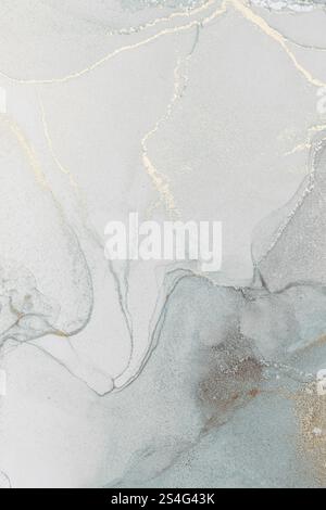 Elegantes abstraktes Design mit Alkoholtinte in sanften Tönen und zarten Goldakzenten Stockfoto