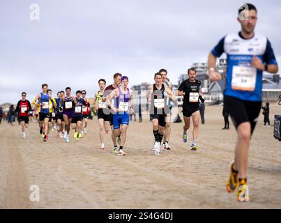 EGMOND AAN ZEE - Läufer am Strand während des NN Egmond Half Marathon. Die Route dieses Laufklassikers verläuft entlang der nordholländischen Küste und durch das North Holland Dune Reserve. ANP-SCHLEIFMASCHINE KONING Stockfoto