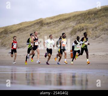 EGMOND AAN ZEE - die führende Gruppe am Strand während des NN Egmond Half Marathon. Die Route dieses Laufklassikers verläuft entlang der nordholländischen Küste und durch das North Holland Dune Reserve. ANP-SCHLEIFMASCHINE KONING Stockfoto