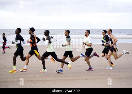 EGMOND AAN ZEE - die führende Gruppe am Strand während des NN Egmond Half Marathon. Die Route dieses Laufklassikers verläuft entlang der nordholländischen Küste und durch das North Holland Dune Reserve. ANP-SCHLEIFMASCHINE KONING Stockfoto