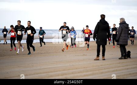 EGMOND AAN ZEE - Läufer am Strand während des NN Egmond Half Marathon. Die Route dieses Laufklassikers verläuft entlang der nordholländischen Küste und durch das North Holland Dune Reserve. ANP-SCHLEIFMASCHINE KONING Stockfoto