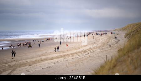 EGMOND AAN ZEE - Läufer am Strand während des NN Egmond Half Marathon. Die Route dieses Laufklassikers verläuft entlang der nordholländischen Küste und durch das North Holland Dune Reserve. ANP-SCHLEIFMASCHINE KONING Stockfoto