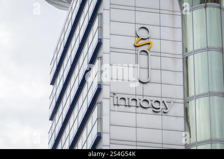 OSTRAVA, TSCHECHIEN - 20. OKTOBER 2023: Geschäftsstelle des Energie- und Versorgungsunternehmens Innogy in Ostrava, Tschechische Republik Stockfoto