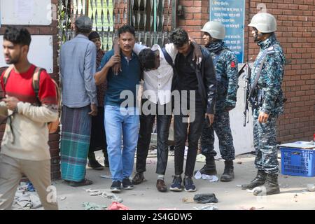 12.01.25, Chattogram, Bangladesch. Das jüngste Szenario der Arbeiterunruhen im Bekleidungssektor in Bangladesch. Das Bild des Fabrikvandalismus unter cl Stockfoto