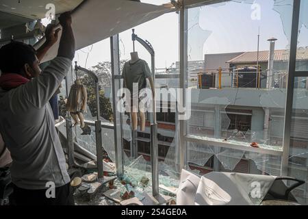 12.01.25, Chattogram, Bangladesch. Das jüngste Szenario der Arbeiterunruhen im Bekleidungssektor in Bangladesch. Das Bild des Fabrikvandalismus unter cl Stockfoto