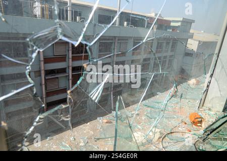 12.01.25, Chattogram, Bangladesch. Das jüngste Szenario der Arbeiterunruhen im Bekleidungssektor in Bangladesch. Das Bild des Fabrikvandalismus unter cl Stockfoto