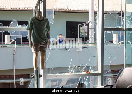 12.01.25, Chattogram, Bangladesch. Das jüngste Szenario der Arbeiterunruhen im Bekleidungssektor in Bangladesch. Das Bild des Fabrikvandalismus unter cl Stockfoto