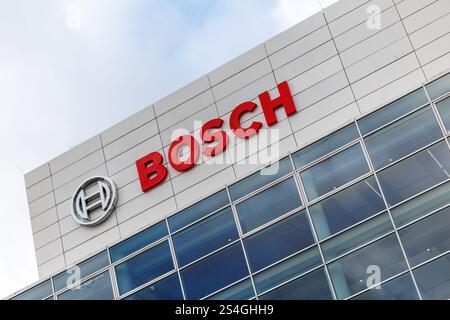 München, Deutschland. Januar 2025. Die Schrift und das Logo der Robert Bosch GmbH sind am 10. Januar 2025 auf einer Niederlassung des Unternehmens in München (Bayern) zu sehen. Bosch ist ein deutscher Technologiekonzern mit Sitz in Stuttgart, der unter anderem als Automobilzulieferer, Hersteller von Industrietechnik, Konsumgütern (Elektrowerkzeuge, Haushaltsgeräte) sowie Energie- und Gebäudetechnik tätig ist. Das Bosch-Logo (Anker im Kreis) soll die Zuverlässigkeit und Leistung der Bosch-Technologie zum Ausdruck bringen. Quelle: Matthias Balk/dpa/Alamy Live News Stockfoto