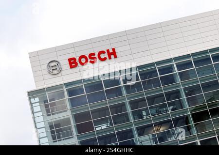 München, Deutschland. Januar 2025. Die Schrift und das Logo der Robert Bosch GmbH sind am 10. Januar 2025 auf einer Niederlassung des Unternehmens in München (Bayern) zu sehen. Bosch ist ein deutscher Technologiekonzern mit Sitz in Stuttgart, der unter anderem als Automobilzulieferer, Hersteller von Industrietechnik, Konsumgütern (Elektrowerkzeuge, Haushaltsgeräte) sowie Energie- und Gebäudetechnik tätig ist. Das Bosch-Logo (Anker im Kreis) soll die Zuverlässigkeit und Leistung der Bosch-Technologie zum Ausdruck bringen. Quelle: Matthias Balk/dpa/Alamy Live News Stockfoto