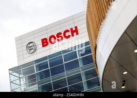 München, Deutschland. Januar 2025. Die Schrift und das Logo der Robert Bosch GmbH sind am 10. Januar 2025 auf einer Niederlassung des Unternehmens in München (Bayern) zu sehen. Bosch ist ein deutscher Technologiekonzern mit Sitz in Stuttgart, der unter anderem als Automobilzulieferer, Hersteller von Industrietechnik, Konsumgütern (Elektrowerkzeuge, Haushaltsgeräte) sowie Energie- und Gebäudetechnik tätig ist. Das Bosch-Logo (Anker im Kreis) soll die Zuverlässigkeit und Leistung der Bosch-Technologie zum Ausdruck bringen. Quelle: Matthias Balk/dpa/Alamy Live News Stockfoto