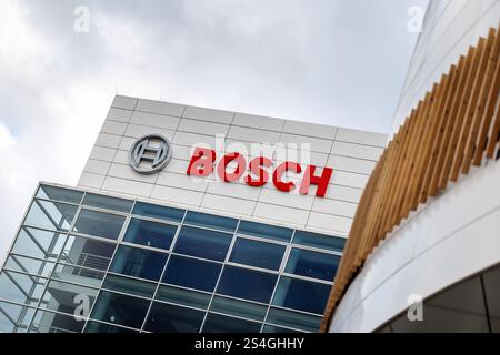 München, Deutschland. Januar 2025. Die Schrift und das Logo der Robert Bosch GmbH sind am 10. Januar 2025 auf einer Niederlassung des Unternehmens in München (Bayern) zu sehen. Bosch ist ein deutscher Technologiekonzern mit Sitz in Stuttgart, der unter anderem als Automobilzulieferer, Hersteller von Industrietechnik, Konsumgütern (Elektrowerkzeuge, Haushaltsgeräte) sowie Energie- und Gebäudetechnik tätig ist. Das Bosch-Logo (Anker im Kreis) soll die Zuverlässigkeit und Leistung der Bosch-Technologie zum Ausdruck bringen. Quelle: Matthias Balk/dpa/Alamy Live News Stockfoto