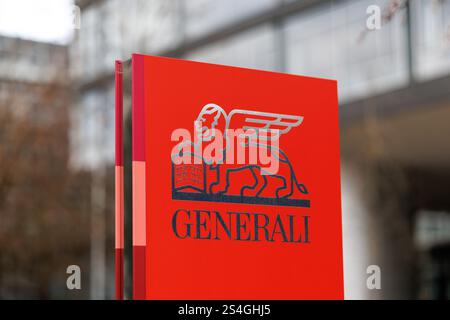 München, Deutschland. Januar 2025. Der Schriftzug und das Logo der Assicurazioni Generali S.p.A. (Generali-Gruppe) sind am 10. Januar 2025 in einer Niederlassung des Unternehmens in München (Bayern) zu sehen. Generali ist eine italienische Versicherungsgesellschaft. Das Firmenlogo zeigt den venezianischen Löwen von St. Markus, das heraldische Tier der Republik Venedig (Italien). Quelle: Matthias Balk/dpa/Alamy Live News Stockfoto