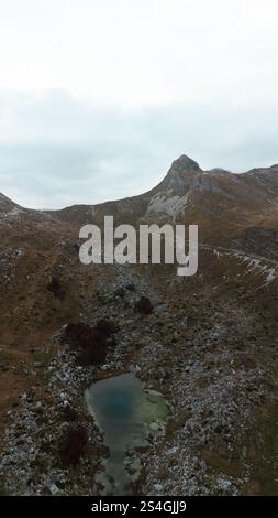 Ein kleiner Gletschersee im Norden Montenegros im Durmitor Nationalpark auf dem Weg zum Sedlo - Saddle Pass. Draufsicht von der Drohne. Ruhig Stockfoto