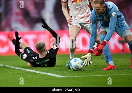 Leipzig, Deutschland. Januar 2025. 12.01.2025, Red Bull Arena, Leipzig, GER, 1. FBL, RB Leipzig vs. SV Werder Bremen im Bild/Bild zeigt Torwart Parade von Torwart Péter Gulácsi/Peter Gulacsi (RB Leipzig #01) links Marvin Ducksch (Werder Bremen #07) Foto © nordphoto GmbH/Kokenge DFB-VORSCHRIFTEN VERBIETEN JEDE VERWENDUNG VON FOTOGRAFIEN ALS BILDSEQUENZEN UND/ODER QUASI-VIDEO. Quelle: dpa/Alamy Live News Stockfoto