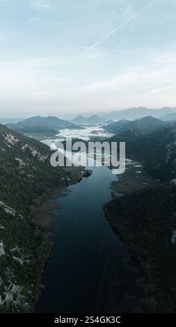 Rijeka Crnojevica Fluss in der Nähe des Skadar-Sees in Montenegro. Ein gewundener Fluss zwischen den felsigen Bergen. Atemberaubende Landschaft aus der Vogelperspektive Stockfoto