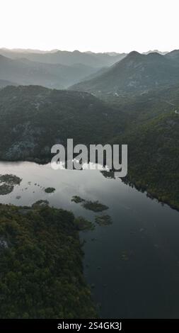 Rijeka Crnojevica Fluss in der Nähe des Skadar-Sees in Montenegro. Ein gewundener Fluss zwischen den felsigen Bergen. Atemberaubende Landschaft aus der Vogelperspektive Stockfoto
