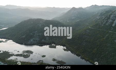 Rijeka Crnojevica Fluss in der Nähe des Skadar-Sees in Montenegro. Ein gewundener Fluss zwischen den felsigen Bergen. Atemberaubende Landschaft aus der Vogelperspektive Stockfoto