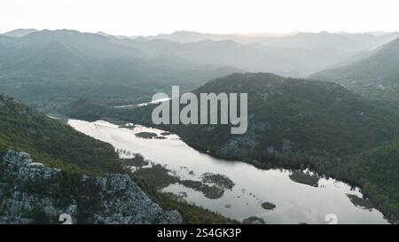 Rijeka Crnojevica Fluss in der Nähe des Skadar-Sees in Montenegro. Ein gewundener Fluss zwischen den felsigen Bergen. Atemberaubende Landschaft aus der Vogelperspektive Stockfoto