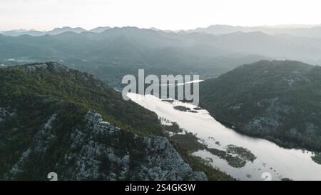 Rijeka Crnojevica Fluss in der Nähe des Skadar-Sees in Montenegro. Ein gewundener Fluss zwischen den felsigen Bergen. Atemberaubende Landschaft aus der Vogelperspektive Stockfoto