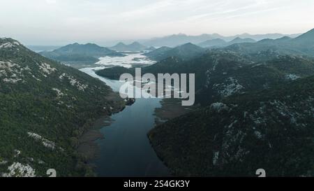Rijeka Crnojevica Fluss in der Nähe des Skadar-Sees in Montenegro. Ein gewundener Fluss zwischen den felsigen Bergen. Atemberaubende Landschaft aus der Vogelperspektive Stockfoto