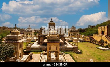 Gatore Ki Chhatriyan ist ein wunderschöner Bau, der vom Gründer von Jaipur im 18. Jahrhundert erbaut wurde. Stockfoto