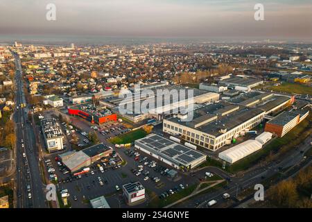 Siauliai, Litauen - 17. november 2024: Blick aus der Luft auf die Stadt und berühmtes preisfreundliches deutsches Lidl-Supermarktgebäude mit Solarpaneelen auf dem Dach Stockfoto