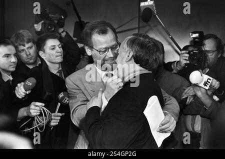 Deutschland, Bonn 17.10.1994 Archiv.: 50 2011-08-19 SPD-Bundesvorstandssitzung Foto: SPD-Bundesvorsitzender Rudolf Scharping und Oskar Lafontaine SPD-Bundesvorstandssitzung *** Deutschland, Bonn 17 10 1994 Archiv 50 08 19 SPD-Bundesvorstandssitzung Foto SPD-Bundesvorsitzender Rudolf Scharping und Oskar Lafontaine SPD-Bundesvorstandssitzung Stockfoto