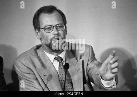Deutschland, Bonn 17.10.1994 Archiv.: 26.11.50. SPD-Bundesvorstandssitzung Foto: SPD-Bundesvorsitzender Rudolf Scharping SPD-Bundesvorstandssitzung *** Deutschland, Bonn 17 10 1994 Archiv 50 11 26 SPD-Bundesvorstandssitzung Foto SPD-Bundesvorsitzender Rudolf Scharping SPD-Bundesvorstandssitzung Stockfoto