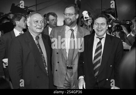 Deutschland, Bonn 17.10.1994 Archiv.: 50 2011-08-35 SPD-Bundesvorstandssitzung Foto: SPD-Bundesvorsitzender Rudolf Scharping, Oskar Lafontaine und Gerhard Schroeder SPD-Bundesvorstandssitzung *** Deutschland, Bonn 17 10 1994 Archiv 50 08 35 SPD Bundesvorstandssitzung Foto SPD Bundesvorsitzender Rudolf Scharping, Oskar Lafontaine und Gerhard Schroeder SPD Bundesvorstandssitzung Stockfoto