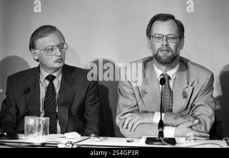 Deutschland, Bonn 17.10.1994 Archiv.: 50-10-31 SPD-Bundesvorstandssitzung Foto: SPD-Bundesvorsitzender Rudolf Scharping und SPD-Bundesgeschaefstfuehrer Günter Verheugen SPD-Bundesvorstandssitzung *** Deutschland, Bonn 17 10 1994 Archiv 50 10 31 SPD Bundesvorstandssitzung Foto SPD Bundesvorsitzender Rudolf Scharping und SPD Bundesgeschäftsführer Günter Verheugen SPD Bundesvorstandssitzung Stockfoto
