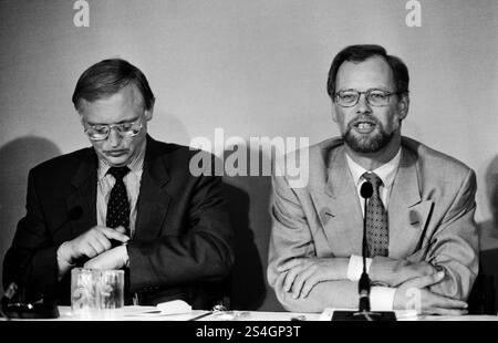 Deutschland, Bonn 17.10.1994 Archiv.: 50-10-33 SPD-Bundesvorstandssitzung Foto: SPD-Bundesvorsitzender Rudolf Scharping und SPD-Bundesgeschaefstfuehrer Günter Verheugen SPD-Bundesvorstandssitzung *** Deutschland, Bonn 17 10 1994 Archiv 50 10 33 SPD Bundesvorstandssitzung Foto SPD Bundesvorsitzender Rudolf Scharping und SPD Bundesgeschäftsführer Günter Verheugen SPD Bundesvorstandssitzung Stockfoto