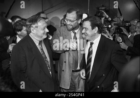 Deutschland, Bonn 17.10.1994 Archiv.: 24. August 50 SPD-Bundesvorstandssitzung Foto: SPD-Bundesvorsitzender Rudolf Scharping, Oskar Lafontaine und Gerhard Schroeder SPD-Bundesvorstandssitzung *** Deutschland, Bonn 17 10 1994 Archiv 50 08 24 SPD Bundesvorstandssitzung Foto SPD Bundesvorsitzender Rudolf Scharping, Oskar Lafontaine und Gerhard Schroeder SPD Bundesvorstandssitzung Stockfoto