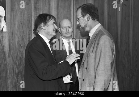 Deutschland, Bonn 22.11.1994 Archiv.: 50-43-13 SPD-Fraktionssitzung Foto: v.l.n.r.: Otto Schily, Peter Struck und SPD-Fraktionsvorsitzender Rudolf Scharping SPD-Fraktionssitzung *** Deutschland, Bonn 22 11 1994 Archiv 50 43 13 SPD-Fraktionsfraktionssitzung Foto von links nach rechts Otto Schily, Peter Struck und SPD-Fraktionsvorsitzender Rudolf Scharping SPD-Fraktionssitzung SPD-Fraktionssitzung Stockfoto