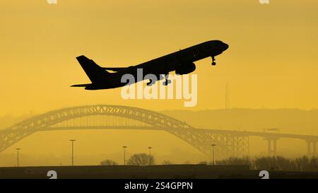 Schwarze Silhouette eines Passagierflugzeugs beim Start Stockfoto