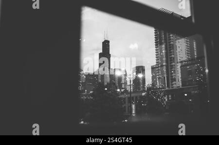 Gerahmte Skyline von Chicago bei Dämmerung Stockfoto