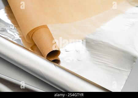 Nahaufnahme der wichtigsten Backwerkzeuge, Backpapier und Aluminiumfolie Stockfoto