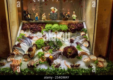 Frische Meeresfrüchte mit verschiedenen Fischen, Schalentieren und Salaten auf Eis Stockfoto