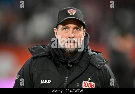 vor Spielbeginn: Trainer Trainer Sebastian Hoeness VfB Stuttgart Portrait FC Augsburg FCA vs VfB Stuttgart 12.01.2025 DFL-VORSCHRIFTEN VERBIETEN JEDE VERWENDUNG VON FOTOGRAFIEN ALS BILDSEQUENZEN UND/ODER QUASI-VIDEO Stockfoto
