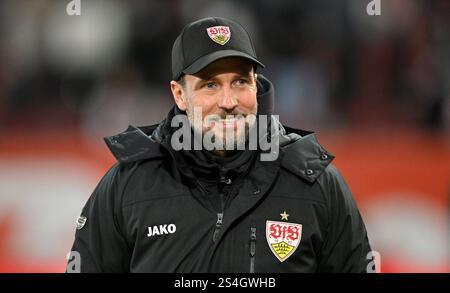 vor Spielbeginn: Trainer Trainer Sebastian Hoeness VfB Stuttgart Portrait FC Augsburg FCA vs VfB Stuttgart 12.01.2025 DFL-VORSCHRIFTEN VERBIETEN JEDE VERWENDUNG VON FOTOGRAFIEN ALS BILDSEQUENZEN UND/ODER QUASI-VIDEO Stockfoto