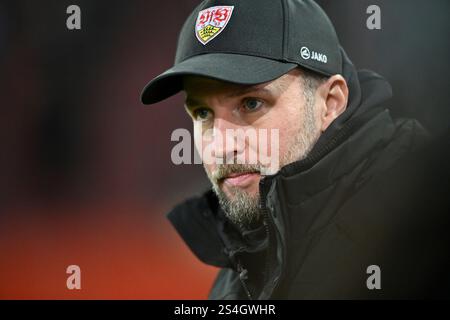 vor Spielbeginn: Trainer Trainer Sebastian Hoeness VfB Stuttgart Portrait FC Augsburg FCA vs VfB Stuttgart 12.01.2025 DFL-VORSCHRIFTEN VERBIETEN JEDE VERWENDUNG VON FOTOGRAFIEN ALS BILDSEQUENZEN UND/ODER QUASI-VIDEO Stockfoto