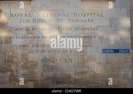 Altes Schild für das Royal Mineral Water Hospital an der Badesteinmauer in Union Street, Bath, UK am 11. Januar 2025 Stockfoto