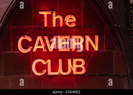 Ein Neon-Schild mit der Aufschrift „The Cavern Club“ hing über dem Eingang zum berühmten Liverpool Musikort. Stockfoto