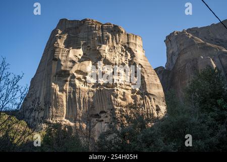 Blick am frühen Morgen während des Sonnenaufgangs auf die Felsformation The Rocks of Agia in Kalambaka, Meteora, Thessalien, Griechenland, Europa. Stockfoto