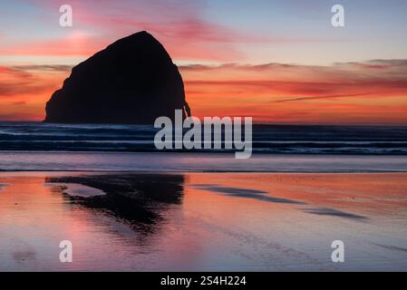 Kiwanda Beach und Haystack Rock bei Sonnenuntergang, Oregon. Stockfoto