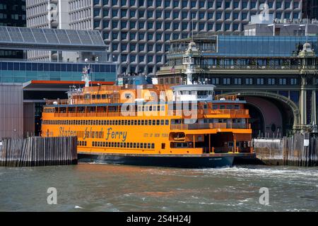 Die Staten Island Fähre legt in Lower Manhattan an Stockfoto