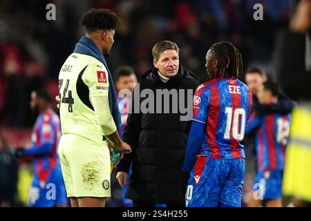 Stockport County Torhüter Corey Addai (links) und Crystal Palace's Eberechi Eze (rechts) sprechen mit Crystal Palace Manager Oliver Glasner nach dem letzten Pfiff im dritten Spiel der Emirates FA Cup im Londoner Selhurst Park. Bilddatum: Sonntag, 12. Januar 2025. Stockfoto