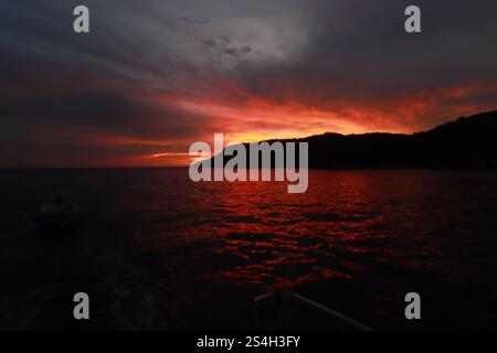 Die Berge werden durch den Sonnenuntergang in der Nähe der Bucht von Cacaluta, Teil des Huatulco National Reserve, in Santa Maria Huatulco gesehen. Huatulco Nationalpark Stockfoto