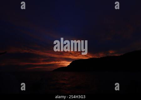 Die Berge werden durch den Sonnenuntergang in der Nähe der Bucht von Cacaluta, Teil des Huatulco National Reserve, in Santa Maria Huatulco gesehen. Huatulco Nationalpark Stockfoto