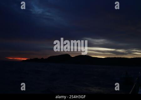 Die Berge werden durch den Sonnenuntergang in der Nähe der Bucht von Cacaluta, Teil des Huatulco National Reserve, in Santa Maria Huatulco gesehen. Huatulco Nationalpark Stockfoto